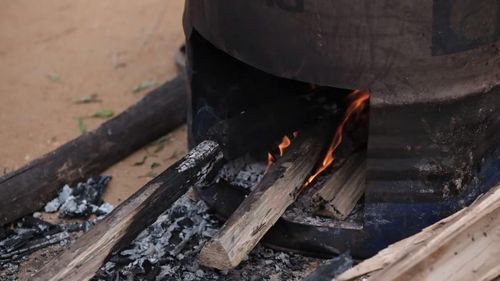 Từng mẻ chè được đảo đều tay trên chảo nóng, canh lửa chuẩn xác để giữ màu, giữ hương – một kỹ thuật đã được truyền qua nhiều thế hệ.