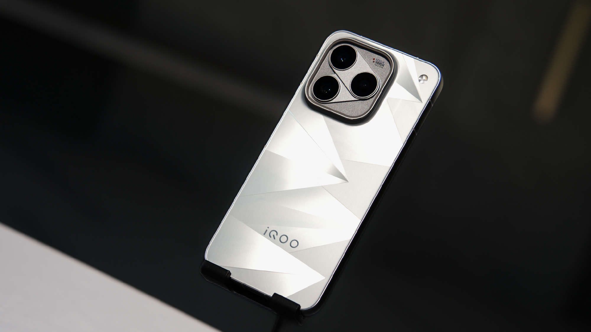 iqoo-16-innoq-15-17921283262411670396548.jpg