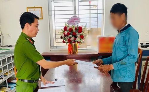 T.V.D nhận quyết định xử phạt vi phạm hành chính.